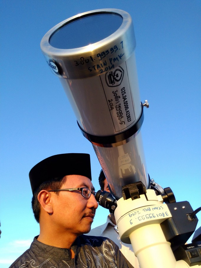 Tim rukyatul hilal Sekolah Tinggi Agama Islam Negeri (STAIN) meneropong posisi bulan (hilal) guna menentukan 1 Ramadan 1436 H, di Pantai Ambat, Tlanakan, Pamekasan, Jatim, Selasa (16/6)