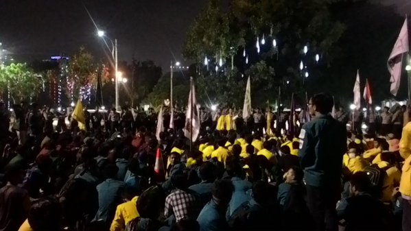 bem-si bertahan di monas