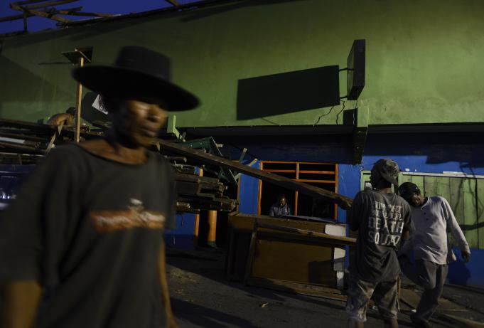 Warga membongkar bangunan menjelang pembongkaran kawasan Kalijodo di Jakarta, Minggu (28/2)