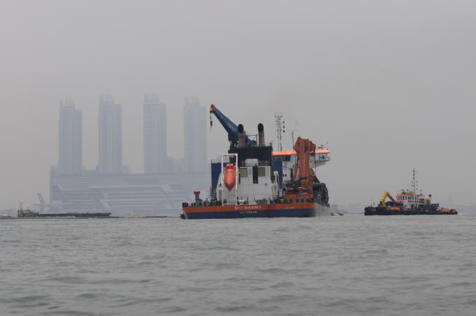 Reklamasi Teluk Jakarta seluas 51 ribu hektare yang merupakan bagian dari proyek tanggul raksasa atau "Giant Sea Wall" hingga kini masih menuai pro dan kontra dengan berbagai dampak yang ditimbulkan