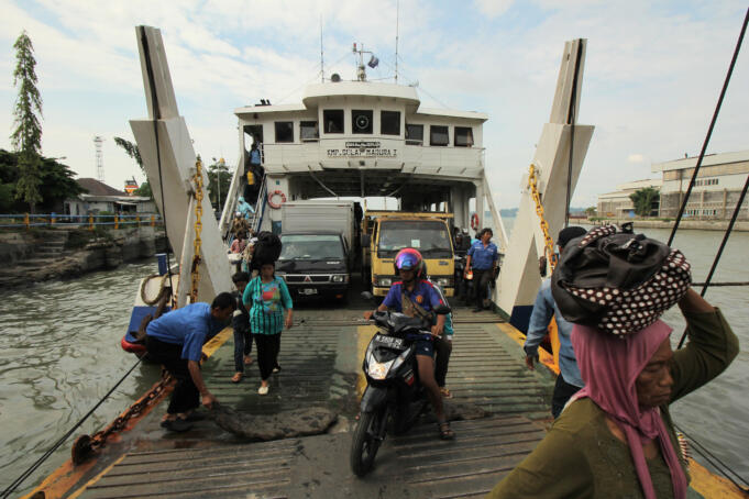 Warga turun dari kapal feri di dermaga penyeberangan Ujung-Kamal, Surabaya, Jawa Timur, Kamis (4/2).