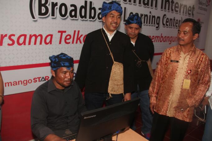 Direktur Enterprise & Business Service Telkom Muhammad Awaluddin (kedua kanan) bersama Tokoh Masyarakat Baduy Dalam Ayah Mursyid (kedua kiri), Executive Vice President Telkom Regional 2 Jakarta Teuku Muda Nanta (kiri) dan Executive General Manager Divisi Business Service Tri Gunadi (kanan) sesaat meresmikan peluncuran Kampung UKM Digital ke 300 dan Pencanangan 100 Kampung UKM Digital di Kampung Ciboleger Kanekes Kabupaten Lebak Banten, Jum'at (19/8). Direktur Enterprise & Business Service Telkom Muhammad Awaluddin (kedua kanan) bersama Tokoh Masyarakat Baduy Dalam Ayah Mursyid (kedua kiri), Executive Vice President Telkom Regional 2 Jakarta Teuku Muda Nanta (kiri) dan Executive General Manager Divisi Business Service Tri Gunadi (kanan) sesaat meresmikan peluncuran Kampung UKM Digital ke 300 dan Pencanangan 100 Kampung UKM Digital di Kampung Ciboleger Kanekes Kabupaten Lebak Banten, Jum'at (19/8).