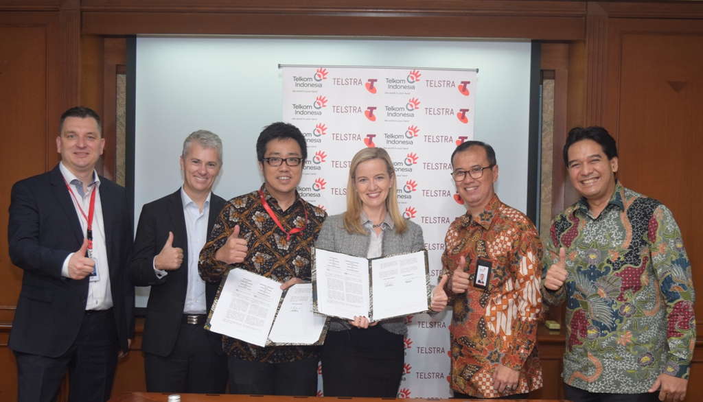 (Kanan ke Kiri) Direktur Keuangan Telkom Harry M. Zen dan Direktur Innovation& Strategic Portofolio Telkom Indra Utoyo berfoto bersama Group Executive International & New Businesses Telstra Cynthia Whelan, Presiden Direktur PT Metra Digital Investama Nicko Widjaja, Group Managing Director International & New Businesses Telstra Paul Tyler dan President Director TelkomTelstra Erik Meijer usai penandatanganan MoU antara PT Metra Digital Investama dan Telstra terkait Kerjasama Investasi Gabungan di Jakarta, Kamis (4/8). Melalui penandatanganan MoU ini, TelkomGroup dan Telstra sepakat untuk bersama-sama mengeksplorasi kesempatan investasi di sektor perusahaan teknologi start-up yang sedang berkembang pesat di Asia Tenggara.
