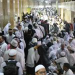 Ratusan Ribu Umat Muslim bergabung mengikuti aksi massa aksi 112 yang terus berdatangan memadati Masjid Istiqlal, Jakarta Pusat, Sabtu (11/2). Masih banyak massa yang baru datang untuk mengikuti salat subuh berjamaah, tausiyah dan zikir. Massa datang seraya mengumandangkan salawat. AKTUAL/Tino Oktaviano