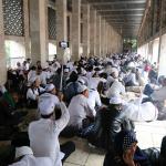 Ratusan Ribu Umat Muslim bergabung mengikuti aksi massa aksi 112 yang terus berdatangan memadati Masjid Istiqlal, Jakarta Pusat, Sabtu (11/2). Masih banyak massa yang baru datang untuk mengikuti salat subuh berjamaah, tausiyah dan zikir. Massa datang seraya mengumandangkan salawat. AKTUAL/Tino Oktaviano