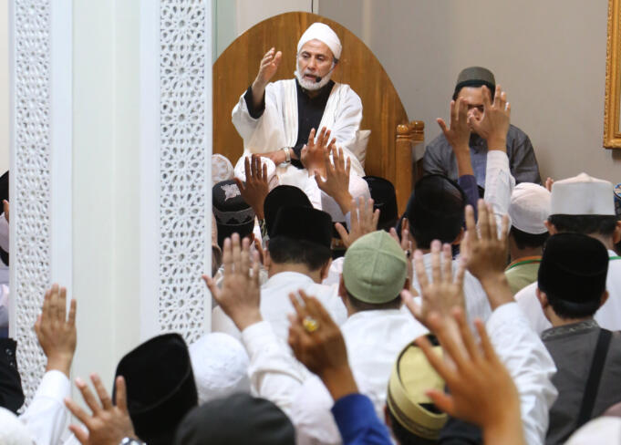 Maulana Syekh Yusri Rusydi Jabr Al Hasani dalam acara pembacaan kitab amin al-I'lam bi anna attasawwuf min syariat al-islam karangan syekh Abdullah Siddiq al-Ghumari di Majelis Zawiyah Arraudah, Tebet, Jakarta Selatan, Sabtu (28/1/2017). AKTUAL/Tino Oktaviano