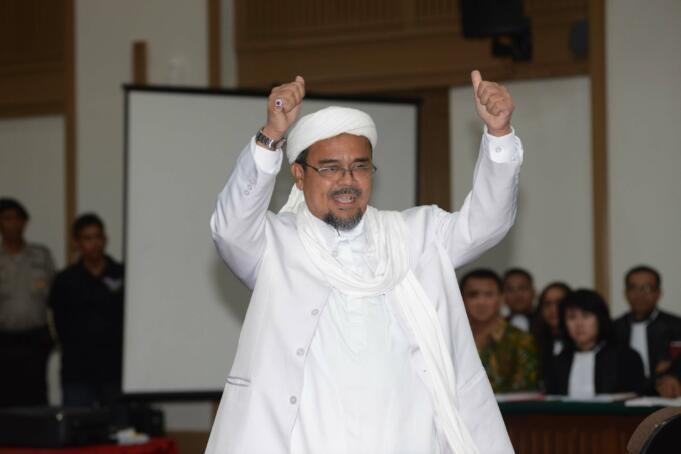 Habib Rizieq Shihab menjadi saksi dalam sidang terdakwa kasus dugaan penistaan agama Gubernur DKI Jakarta, Basuki Tjahaja Purnama saat menjalani sidang yang digelar oleh Pengadilan Negeri Jakarta Utara di Auditorium Kementerian Pertanian, Jakarta, Selasa (28/2). Dalam sidang tersebut, Jaksa Penuntut Umum menghadirkan dua orang saksi ahli yaitu Habib Rizieq Shihab dan Ahli Hukum Pidana Abdul Chair Ramadhan untuk memberikan keterangan terkait dugaan kasus penistaan agama. Republika-Pool/Raisan Al Farisi
