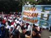 Hetifah Ingatkan Transisi Guru Honorer Jangan Ganggu Layanan Pendidikan Ribuan PNS Honorer yang tergabung dalam Forum Honorer Kategori Dua Indonesia (FHK2I) melakukan aksi di depan kantor Kemenpan RB, Jakarta, Kamis (23/2/2017). Dalam aksinya FHK2I mendesak Menteri Pendayagunaan Aparatur Negara dan Reformasi Birokrasi (MenPAN-RB) untuk mendukung revisi UU ASN dan menolak menolak status pegawai pemerintah dengan perjanjian kerja (PPPK). AKTUAL/Munzir
