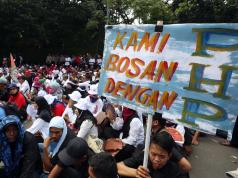 Hetifah Ingatkan Transisi Guru Honorer Jangan Ganggu Layanan Pendidikan Ribuan PNS Honorer yang tergabung dalam Forum Honorer Kategori Dua Indonesia (FHK2I) melakukan aksi di depan kantor Kemenpan RB, Jakarta, Kamis (23/2/2017). Dalam aksinya FHK2I mendesak Menteri Pendayagunaan Aparatur Negara dan Reformasi Birokrasi (MenPAN-RB) untuk mendukung revisi UU ASN dan menolak menolak status pegawai pemerintah dengan perjanjian kerja (PPPK). AKTUAL/Munzir