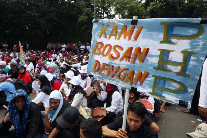 Ribuan PNS Honorer yang tergabung dalam Forum Honorer Kategori Dua Indonesia (FHK2I) melakukan aksi di depan kantor Kemenpan RB, Jakarta, Kamis (23/2/2017). Dalam aksinya FHK2I mendesak Menteri Pendayagunaan Aparatur Negara dan Reformasi Birokrasi (MenPAN-RB) untuk mendukung revisi UU ASN dan menolak menolak status pegawai pemerintah dengan perjanjian kerja (PPPK). AKTUAL/Munzir