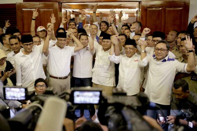 Ketua umum Partai Gerindra Prabowo Subianto beserta Pasangan Anies Baswedan-Sandiaga Uno juga tokoh partai pendukung menggelar jumpa pers di rumah kediaman, Jalan Kertanegara, Jakarta Selatan, Rabu (16/4). Prabowo mengucapkan selamat kepada Anies Baswedan dan Sandiaga Uno juga seluruh rakyat Jakarta dan partai yang telah mengusung Anies-Sandi di Pilkada DKI Jakarta. AKTUAL/Tino Oktaviano