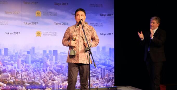 Direktur Enterprise & Business Service Telkom Dian Rachmawan menyampaikan rasa syukur dan bangga usai menerima penghargaan tertinggi The Grand Stevie for Organization of the Year 2017 di Tokyo (2/6). TelkomGroup telah berhasil mempertahankan predikat tersebut selama tiga tahun berturut-turut yaitu pada 2015, 2016, dan 2017.