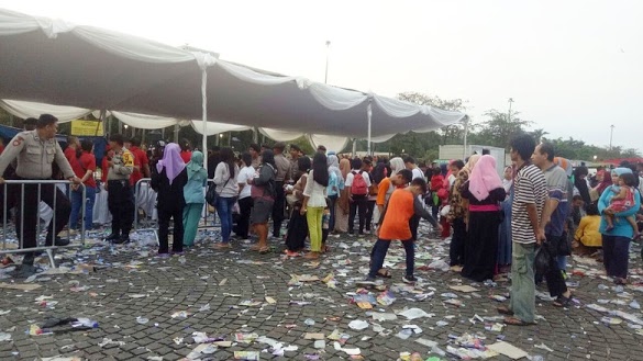 sampah berserakan usai acara pembagian sembako
