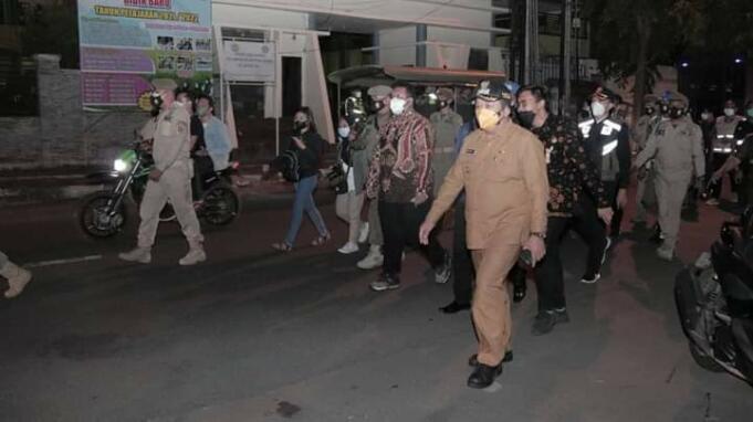 Bupati Jember, Hendy Siswanto Saat melakukan sidak/foto: Aziz Bupati Jember, Hendy Siswanto Saat melakukan sidak/foto: Aziz
