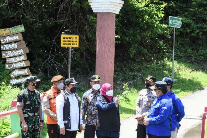 Saat meninjau ke lokasi Gubernur Khofifah Indar parawansa dan Bupati Jember Hendy Siswanto. Foto: Aktual/Aziz Saat meninjau ke lokasi Gubernur Khofifah Indar parawansa dan Bupati Jember Hendy Siswanto. Foto: Aktual/Aziz