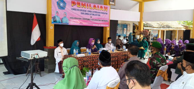 Ketua PKK Kabupaten Jember Kasih Fajarini, didampingi Ketua TP PKK Kelurahan Bintoro Indah Susilowati, saat memberikan sambutan di Pendopo Kelurahan Bintoro, foto:Aktual/Aziz