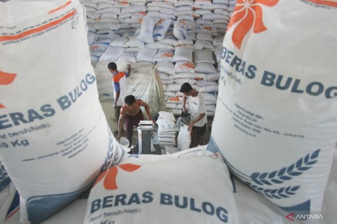 Stok-Beras-Bulog-Meulaboh-200918-Syf-2-1_1