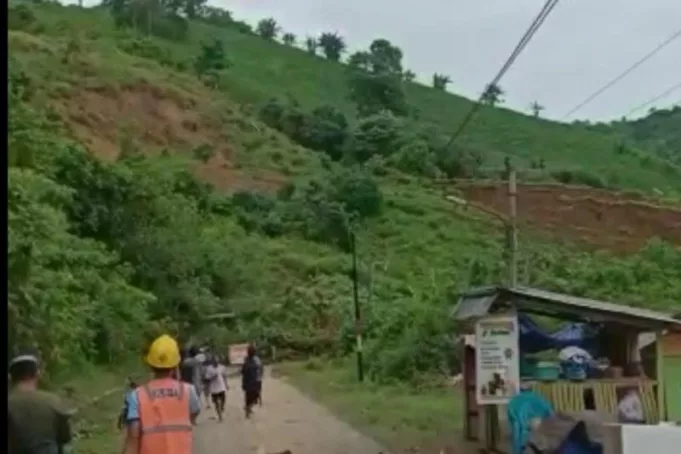 Bukit yang longsor di Kecamatan Bilato Kabupaten Gorontalo, Minggu. (ANTARA/HO-BPBD)