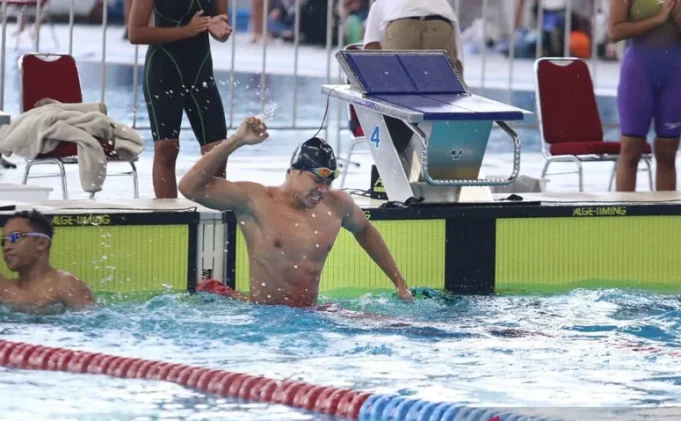 Atlet renang Joe Aditya bereaksi setelah mengetahui memecahkan rekor nasional atau rekornas dengan finis pertama di nomor 100 meter gaya kupu-kupu putra dalam ajang Kejuaraan Nasional (Kejurnas) 5th Indonesia Open Aquatic Championship atau IOAC 2023 di Stadion Akuatik Gelora Bung Karno, Jakarta