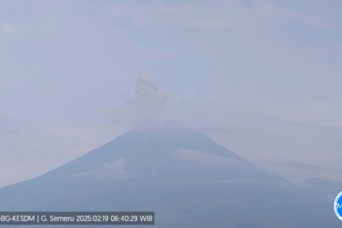 Gunung Semeru erupsi dengan letusan setinggi 700 meter di atas puncak pada Rabu (19/2/2025) pagi.