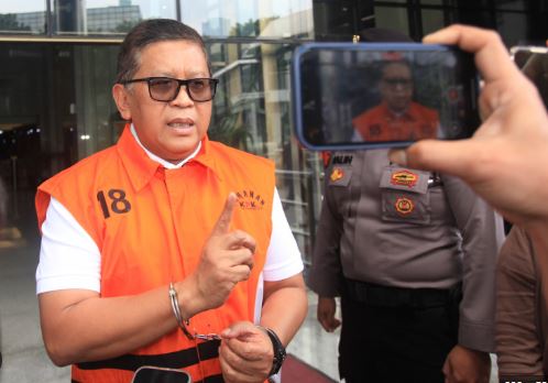 Tersangka kasus dugaan suap Hasto Kristiyanto tiba untuk menjalani pemeriksaan di Gedung Merah Putih KPK
