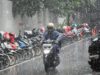 BMKG Prediksi Sejumlah Kota Besar Diguyur Hujan Hari Ini Pengendara sepeda motor menerobos hujan di kawasan Senopati, Jakarta,