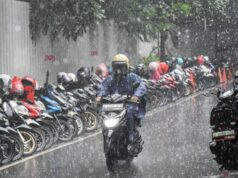 BMKG Prediksi Sejumlah Kota Besar Diguyur Hujan Hari Ini Pengendara sepeda motor menerobos hujan di kawasan Senopati, Jakarta,