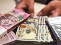Rupiah Melemah ke Rp17.405 per Dolar AS, IHSG dan LQ45 Ikut Terkoreksi Ilustrasi - Petugas menunjukan uang pecahan dolar AS dan rupiah di Bank BSI, Jakarta. ANTARA FOTO/Muhammad Adimaja