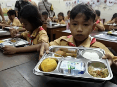 Dampak Nyata Program MBG: Permudah Akses Makanan Bergizi hingga Kurangi Pengeluaran Masyarakat Ilustrasi - Siswa menunjukkan menu makanan saat uji coba program Makan Bergizi Gratis (MBG) di SD Negeri Kepatihan Solo, Jawa Tengah, Jumat (10/1/2025). ANTARAFOTO/Maulana Surya/nym/pri.