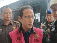 Jaksa Duga Ada Skema Kejahatan Kerah Putih di Kasus Chromebook Nadiem Makarim Tersangka kasus dugaan korupsi pengadaan alat TIK berupa laptop Chromebook di Kementerian Pendidikan, Kebudayaan Riset dan Teknologi (Kemendikbudristek) periode 2019–2022, Nadiem Makarim, menyapa awak media di Gedung Jampidsus Kejaksaan Agung, Jakarta, Selasa (14/10/2025). ANTARA/Nadia Putri Rahmani