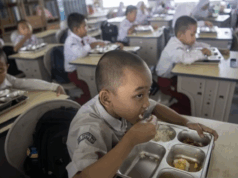 Sisir Ulang Penerima MBG, BGN Bentuk Tim Optimalisasi Agar Tepat Sasaran Sejumlah siswa menyantap Makan Bergizi Gratis (MBG) di SD Negeri 162 Palembang, Sumatera Selatan, Selasa (14/10/2025). Berdasarkan data dari BGN Sumatera Selatan, per 6 Oktober 2025 realisasi penerima manfaat MBG di Provinsi tersebut mencapai 1.174.645 orang penerima manfaat dari target yang ditetapkan sebear 2.402.446 orang potensi penerima manfaat dengan total jumlah dapur Satuan Pelayanan Pemenuhan Gizi (SPPG) yang sudah berdiri sebanyak 390 dapur dari target yang ditetapkan sebanyak 808 dapur SPPG dan ditargetkan dapat terpenuhi hingga akhir tahun 2025. ANTARA FOTO/Nova Wahyudi/YU