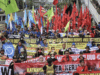 May Day 2026: KSP Siap Dengarkan dan Tampung Aspirasi Buruh Arsip foto - Sejumlah buruh mengikuti aksi unjuk rasa di depan Gedung DPR, Jakarta, Selasa (28/2/2023). ANTARA FOTO/Fauzan/rwa.