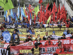 May Day 2026: KSP Siap Dengarkan dan Tampung Aspirasi Buruh Arsip foto - Sejumlah buruh mengikuti aksi unjuk rasa di depan Gedung DPR, Jakarta, Selasa (28/2/2023). ANTARA FOTO/Fauzan/rwa.