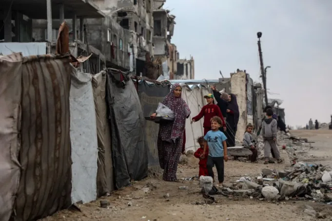 Warga Palestina terlihat di antara puing-puing di dalam kamp pengungsi Shati di sebelah barat Kota Gaza, 24 November 2025. ANTARA/Xinhua/Rizek Abdeljawad