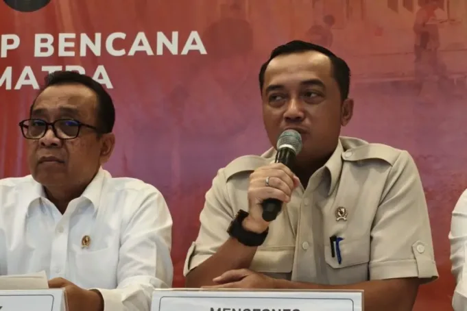 Menteri Sekretaris Negara Prasetyo Hadi saat memimpin konferensi pers pemulihan situasi pascabencana banjir di Aceh dan Sumatera di Lanud Halim Perdanakusuma Jakarta, Jumat 19/12/2025). ANTARA/Andi Firdaus