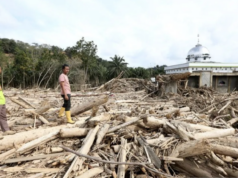 KLH Kejar Denda Ribuan Perusahaan di 14 Provinsi Pemicu Bencana Relawan bencana melihat tumpukan gelondongan kayu di belakang masjid Nurussalam, Desa Lubuk Sidup, Aceh Tamiang, Aceh, Minggu (28/12/2025). Bencana banjir bandang akibat luapan sungai Tamiang pada 26 November 2025 mengakibatkan 200 unit lebih rumah warga rusak berat dan hanya menyisakan bangunan masjid Nurussalam di Desa Lubuk Sidup. ANTARA FOTO/Irwansyah Putra/foc. (ANTARA FOTO/IRWANSYAH PUTRA)