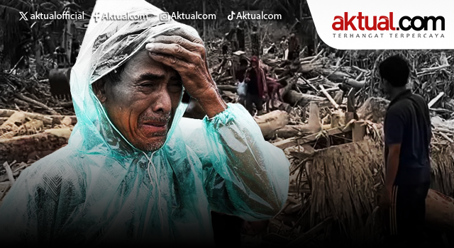 Warga mengamati sampah kayu gelondongan pascabanjir bandang di Desa Aek Garoga, Kecamatan Batang Toru, Kabupaten Tapanuli Selatan, Sumatera Utara, Sabtu (29/11/2025). ANTARA FOTO/Yudi Manar/agr/am.