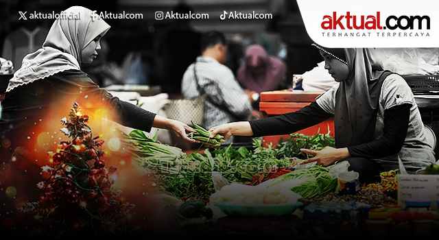 Ilustrasi - Pedagang di pasar melayani pembeli