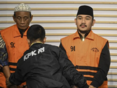 Data KPK 2004-2025: 25 Persen Kasus Korupsi terkait Pengadaan Arsip foto - Bupati Bekasi Ade Kuswara Kunang (kanan) bersama ayahnya H. M. Kunang (kiri) dihadirkan saat konferensi pers penahanan usai terjaring operasi tangkap tangan (OTT) di Gedung Merah Putih KPK, Jakarta, Sabtu (20/12/2025). ANTARA FOTO/Hafidz Mubarak A/nz/am.