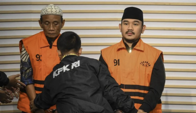 Arsip foto - Bupati Bekasi Ade Kuswara Kunang (kanan) bersama ayahnya H. M. Kunang (kiri) dihadirkan saat konferensi pers penahanan usai terjaring operasi tangkap tangan (OTT) di Gedung Merah Putih KPK, Jakarta, Sabtu (20/12/2025). ANTARA FOTO/Hafidz Mubarak A/nz/am.