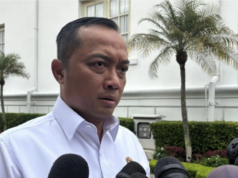Prasetyo Hadi Nahkodai Satgas Mitigasi PHK, Fokus Cegah Gelombang PHK di Sektor Industri Menteri Sekretaris Negara Prasetyo Hadi menjawab pertanyaan wartawan sebelum acara dialog Presiden Prabowo Subianto dengan 1.200 guru besar, dekan, dan rektor di Istana Kepresidenan RI, Jakarta, Kamis (15/1/2026). ANTARA/Genta Tenri Mawangi