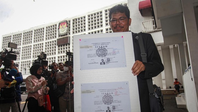 KPU serahkan ijazah asli Jokowi. (ANTARA FOTO/RENO ESNIR)