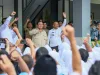 Gubernur Ahmad Lutfhi Hadiri Halalbihalal Pasbata, Tegaskan Gotong Royong sebagai Kekuatan Jawa Tengah Presiden Prabowo Subianto menyapa siswa, guru, dan tenaga kependidikan dalam kunjungan kerja di SMA Negeri Cilacap, Jawa Tengah, Rabu (29/4/2026). ANTARA/HO-Pemprov Jateng
