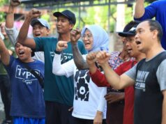 Wakil Walikota Pangkalpinang Dessy Ayutrisna Ajak Warga Jaga Kebersihan, Soroti Tantangan Sampah di Pangkalpinang Wakil Wali Kota Pangkalpinang Dessy Ayutrisna menghadiri kegiatan gotong royong bersama warga Kelurahan Batin Tikal yang berlangsung di halaman Kantor Lurah Gedung Nasional, Jumat (17/04/26). aktual/DOK PEMKOT PANGKALPINANG