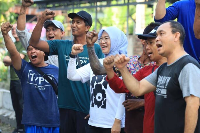 Wakil Wali Kota Pangkalpinang Dessy Ayutrisna menghadiri kegiatan gotong royong bersama warga Kelurahan Batin Tikal yang berlangsung di halaman Kantor Lurah Gedung Nasional, Jumat (17/04/26). aktual/DOK PEMKOT PANGKALPINANG