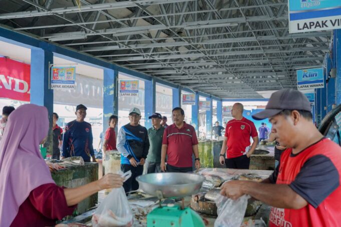 Wali Kota Pangkalpinang Saparudin bersama berbagai unsur terkait sebagai bagian dari program Pangkalpinang Bersih dan Indonesia Asri. aktual/DOK PEMKOT PANGKALPINANG