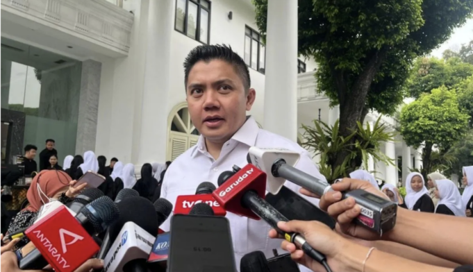 Screenshot 2026-04-07 at 12.59.56 PM Sekretaris Kabinet Teddy Indra Wijaya memberikan pernyataan kepada wartawan di Kompleks Istana Kepresidenan, Jakarta, Selasa (7/4/2026). ANTARA/Fathur Rochman