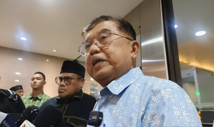 Wakil Presiden Ke-10 dan Ke-12 RI Jusuf Kalla (JK) bersama kuasa hukumnya memberikan keterangan pers di Gedung Bareskrim Polri, Jakarta, Rabu (8/4/2026). ANTARA/Nadia Putri Rahmani/aa.