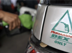 Celios Soroti Lonjakan BBM Nonsubsidi, Minta Pengawasan Solar Subsidi Diperketat Ilustrasi - Petugas mengisi bahan bakar pertamina dex ke kendaraan di SPBU Racing Centre Makassar, Sulsel. ANTARA FOTO/Yusran Uccang/Koz/mes/pri.