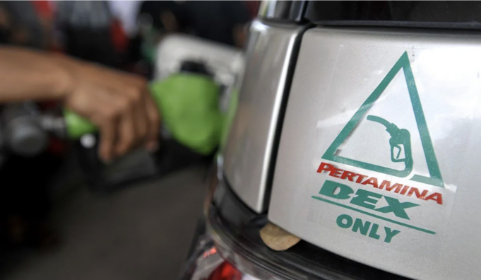 Ilustrasi - Petugas mengisi bahan bakar pertamina dex ke kendaraan di SPBU Racing Centre Makassar, Sulsel. ANTARA FOTO/Yusran Uccang/Koz/mes/pri.